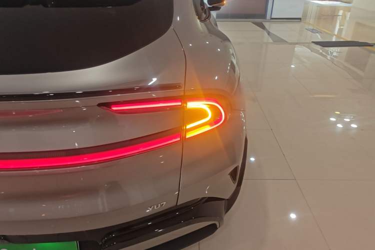 Used Xiaomi Auto YU7 2025 Ultra-Long Range Rear-Wheel Drive Version Right Rear Taillight