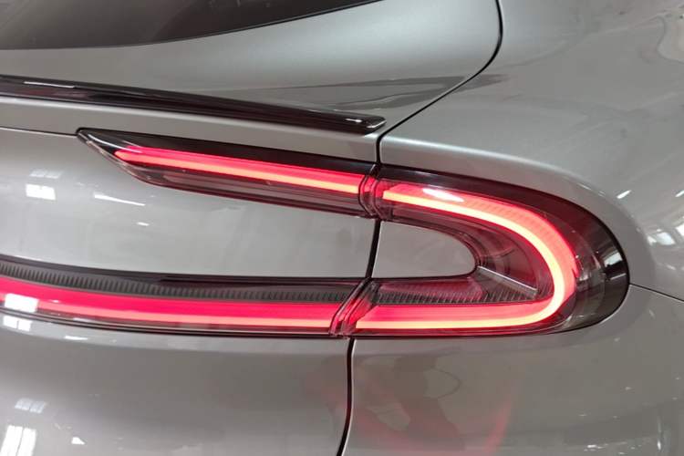 Used Xiaomi Auto YU7 2025 Ultra-Long Range Rear-Wheel Drive Version Right Rear Taillight