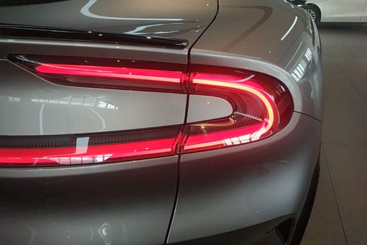 Used Xiaomi Auto YU7 2025 Ultra-Long Range Rear-Wheel Drive Version Right Rear Taillight