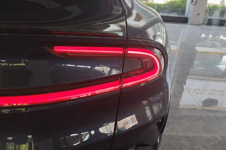 Used Xiaomi Auto YU7 2025 Ultra-Long Range High-Performance All-Wheel-Drive Max Edition Right Rear Taillight