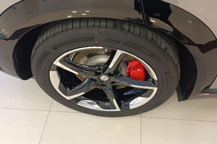 Used Xiaomi Auto YU7 2025 Ultra-Long Range High-Performance All-Wheel-Drive Max Edition Right Rear Wheel Hub