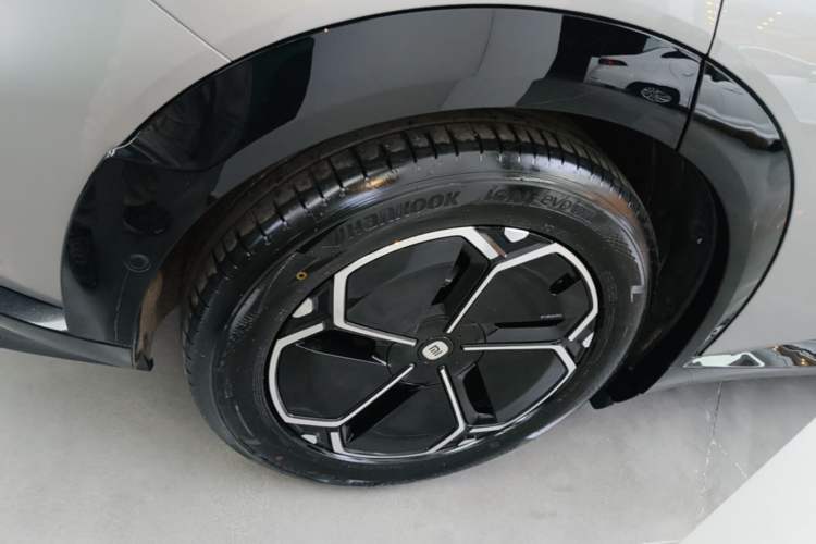 Used Xiaomi Auto YU7 2025 Ultra-Long Range High-Performance All-Wheel-Drive Max Edition Right Rear Wheel Hub