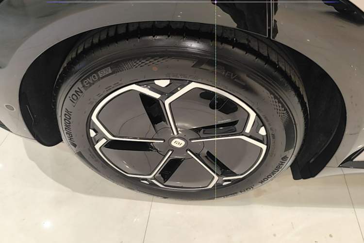 Used Xiaomi Auto YU7 2025 Ultra-Long Range High-Performance All-Wheel-Drive Max Edition Right Rear Wheel Hub