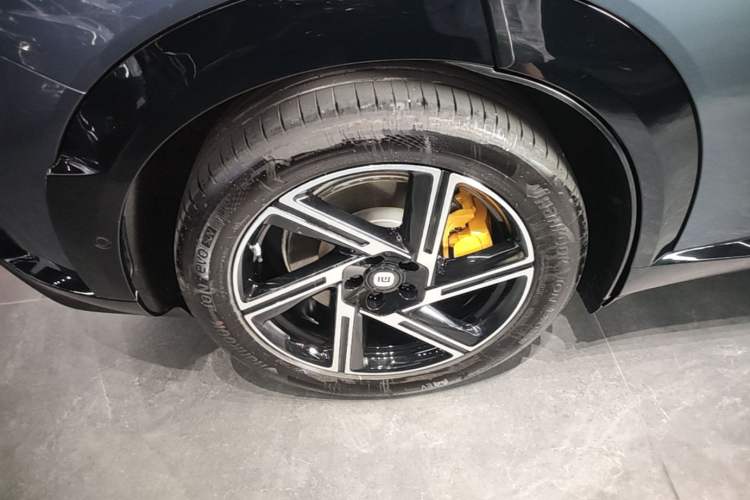 Used Xiaomi Auto YU7 2025 Ultra-Long Range Rear-Wheel Drive Version Right Rear Wheel Hub