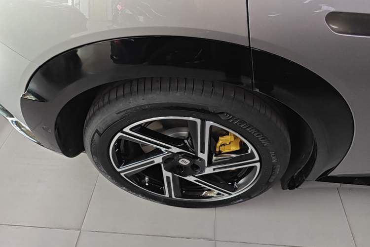 Used Xiaomi Auto YU7 2025 Ultra-Long Range Rear-Wheel Drive Version Right Rear Wheel Hub