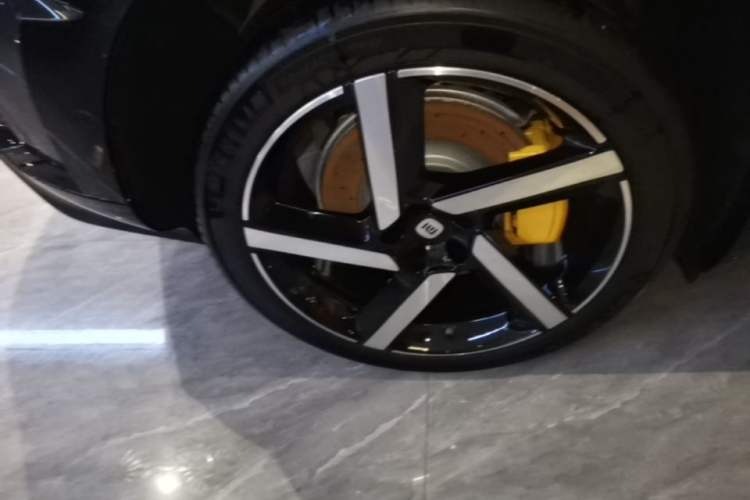 Used Xiaomi Auto YU7 2025 Ultra-Long Range High-Performance All-Wheel-Drive Max Edition Right Rear Wheel Hub