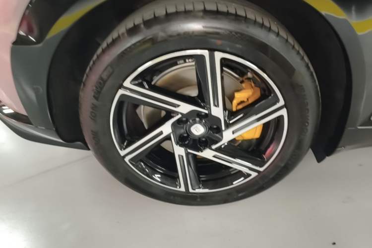 Used Xiaomi Auto YU7 2025 Ultra-Long Range Rear-Wheel Drive Version Right Rear Wheel Hub