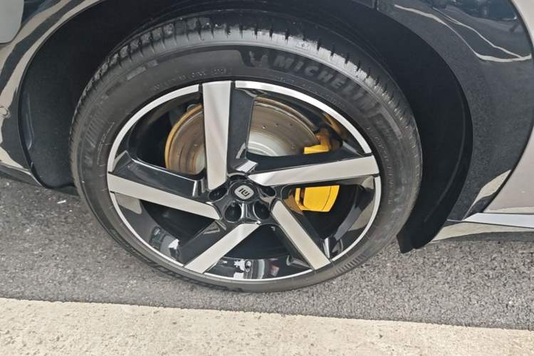 Used Xiaomi Auto YU7 2025 Ultra-Long Range High-Performance All-Wheel-Drive Max Edition Right Rear Wheel Hub