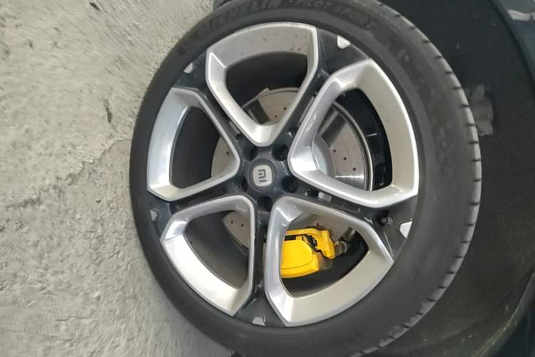 Used Xiaomi Auto YU7 2025 Ultra-Long Range All-Wheel Drive Pro Version Right Rear Wheel Hub