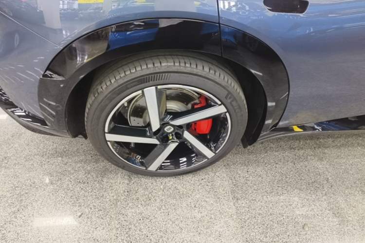 Used Xiaomi Auto YU7 2025 Ultra-Long Range High-Performance All-Wheel-Drive Max Edition Right Rear Wheel Hub