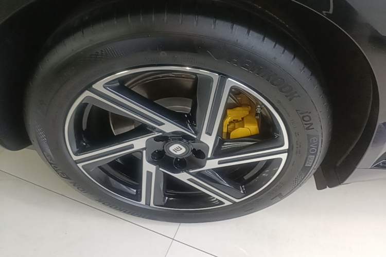 Used Xiaomi Auto YU7 2025 Ultra-Long Range Rear-Wheel Drive Version Right Rear Wheel Hub