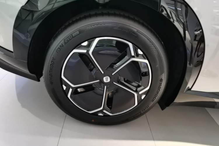 Used Xiaomi Auto YU7 2025 Ultra-Long Range Rear-Wheel Drive Version Right Rear Wheel Hub