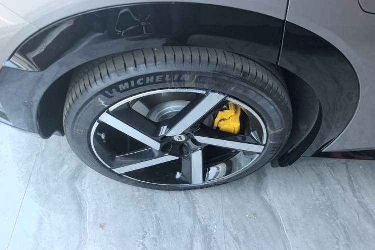 Used Xiaomi Auto YU7 2025 Ultra-Long Range All-Wheel Drive Pro Version Right Rear Wheel Hub