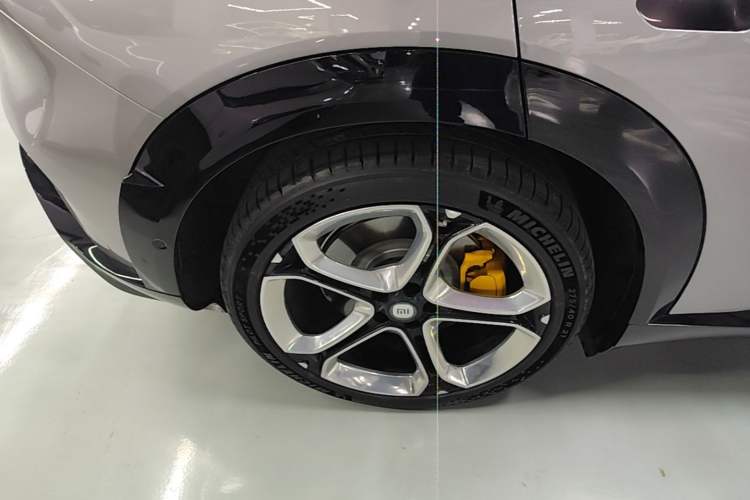 Used Xiaomi Auto YU7 2025 Ultra-Long Range All-Wheel Drive Pro Version Right Rear Wheel Hub