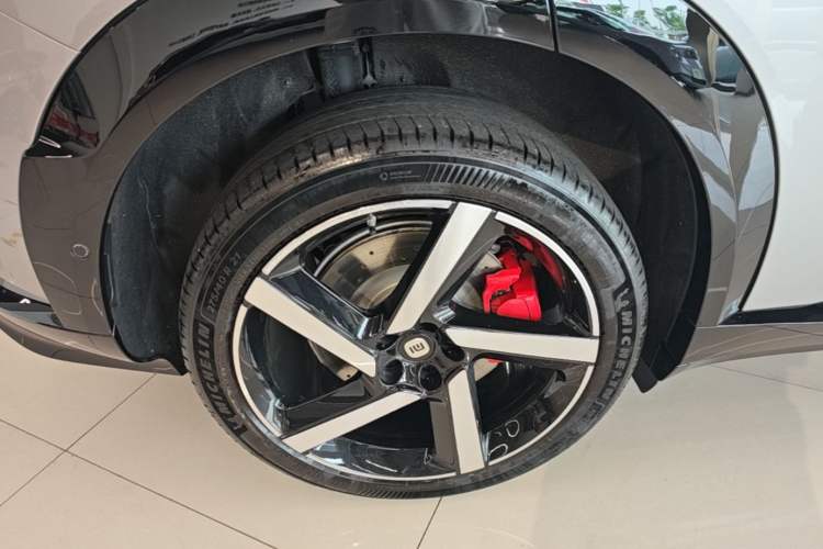 Used Xiaomi Auto YU7 2025 Ultra-Long Range High-Performance All-Wheel-Drive Max Edition Right Rear Wheel Hub