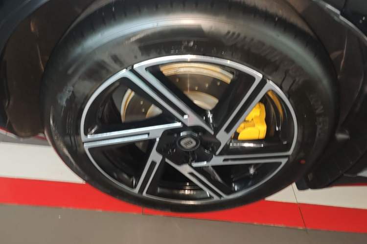 Used Xiaomi Auto YU7 2025 Ultra-Long Range High-Performance All-Wheel-Drive Max Edition Right Rear Wheel Hub