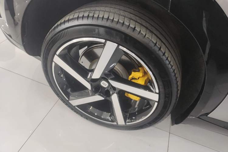 Used Xiaomi Auto YU7 2025 Ultra-Long Range High-Performance All-Wheel-Drive Max Edition Right Rear Wheel Hub