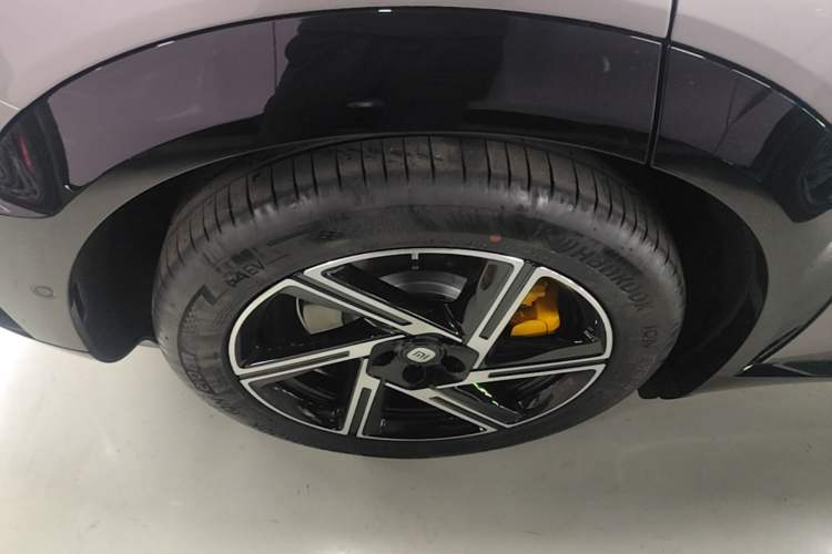 Used Xiaomi Auto YU7 2025 Ultra-Long Range Rear-Wheel Drive Version Right Rear Wheel Hub