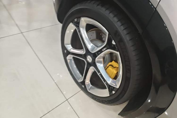 Used Xiaomi Auto YU7 2025 Ultra-Long Range High-Performance All-Wheel-Drive Max Edition Right Rear Wheel Hub