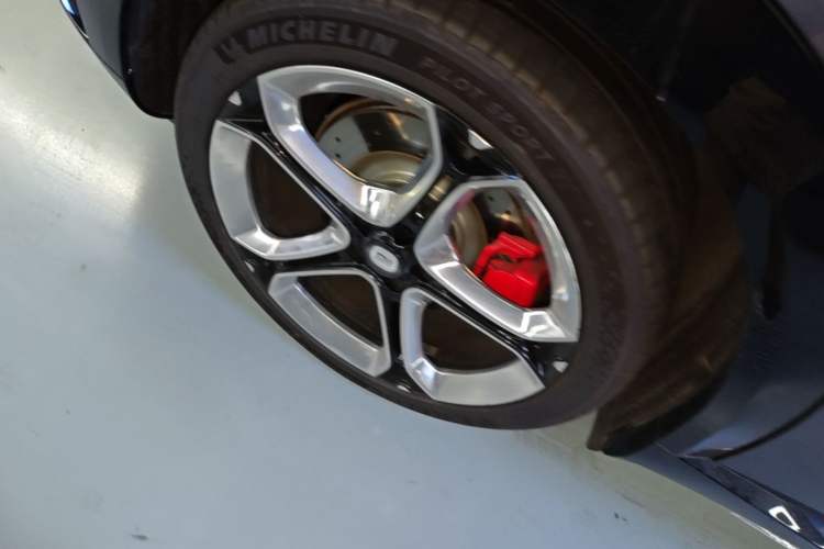 Used Xiaomi Auto YU7 2025 Ultra-Long Range High-Performance All-Wheel-Drive Max Edition Right Rear Wheel Hub