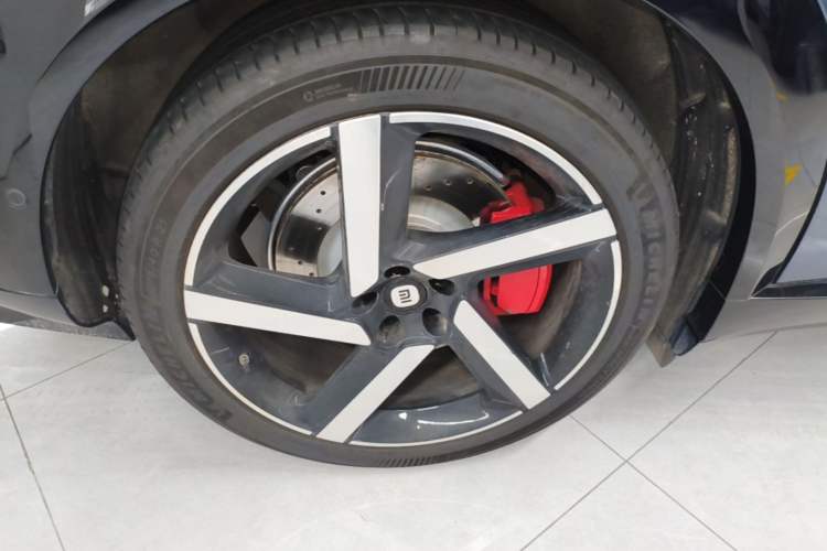 Used Xiaomi Auto YU7 2025 Ultra-Long Range High-Performance All-Wheel-Drive Max Edition Right Rear Wheel Hub
