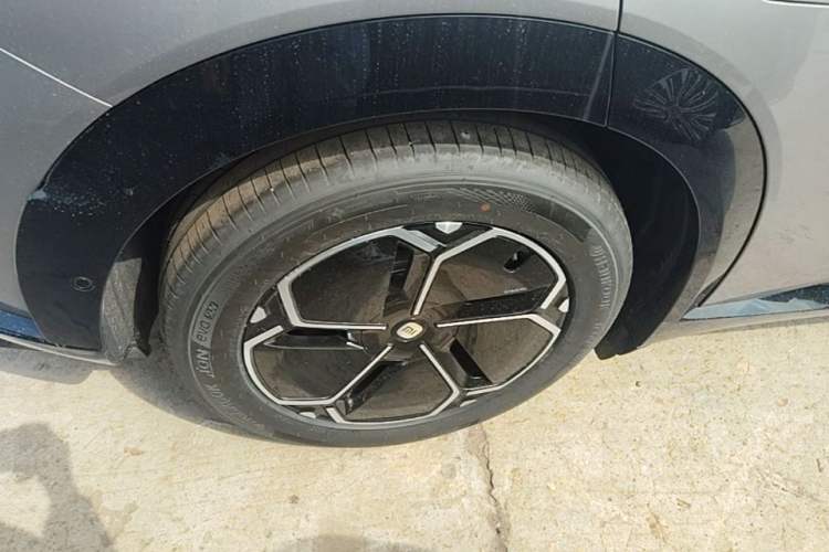 Used Xiaomi Auto YU7 2025 Ultra-Long Range Rear-Wheel Drive Version Right Rear Wheel Hub