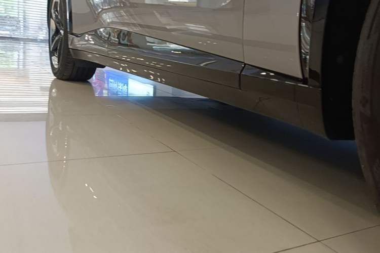 Used Xiaomi Auto YU7 2025 Ultra-Long Range High-Performance All-Wheel-Drive Max Edition Right Side Sill
