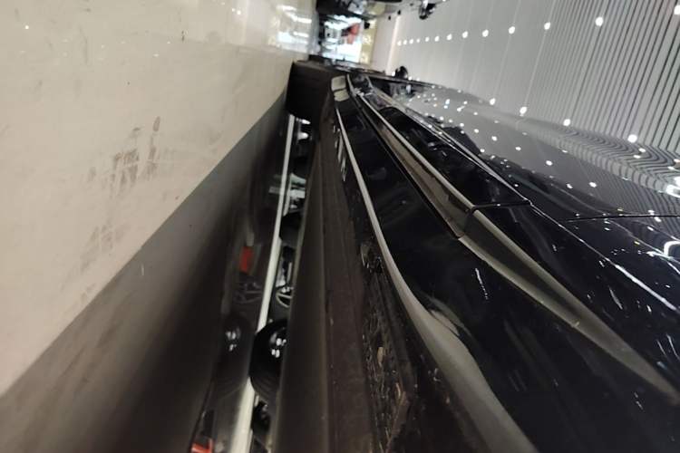 Used Xiaomi Auto YU7 2025 Ultra-Long Range High-Performance All-Wheel-Drive Max Edition Right Side Sill