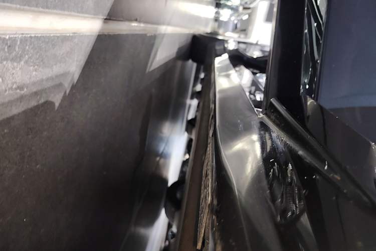 Used Xiaomi Auto YU7 2025 Ultra-Long Range Rear-Wheel Drive Version Right Side Sill