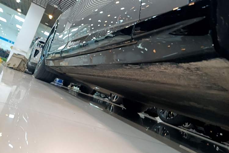Used Xiaomi Auto YU7 2025 Ultra-Long Range Rear-Wheel Drive Version Right Side Sill