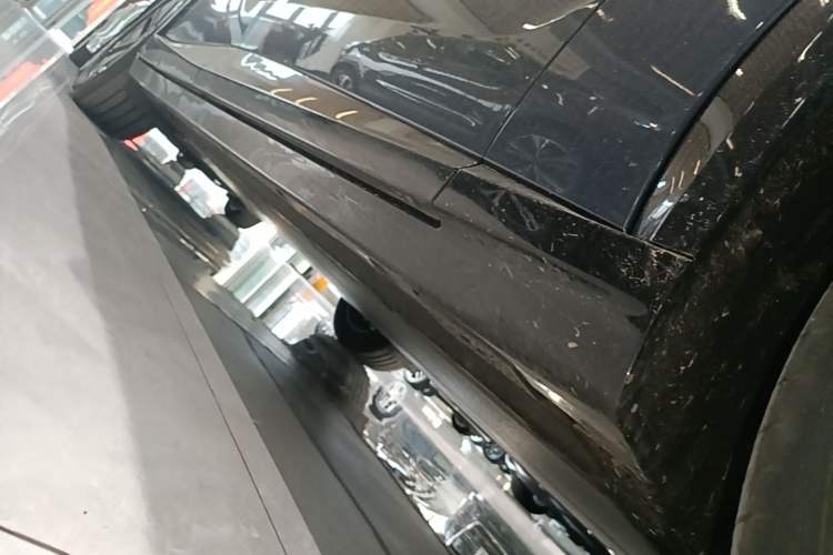 Used Xiaomi Auto YU7 2025 Ultra-Long Range Rear-Wheel Drive Version Right Side Sill