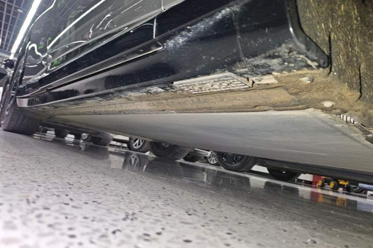 Used Xiaomi Auto YU7 2025 Ultra-Long Range Rear-Wheel Drive Version Right Side Sill