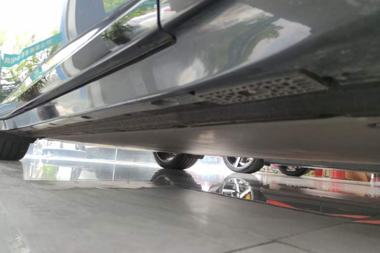 Used Xiaomi Auto YU7 2025 Ultra-Long Range High-Performance All-Wheel-Drive Max Edition Right Side Sill