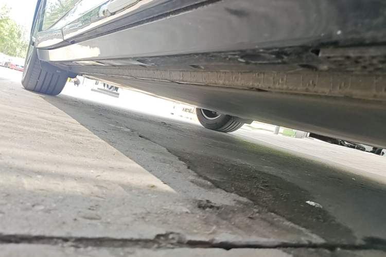 Used Xiaomi Auto YU7 2025 Ultra-Long Range Rear-Wheel Drive Version Right Side Sill