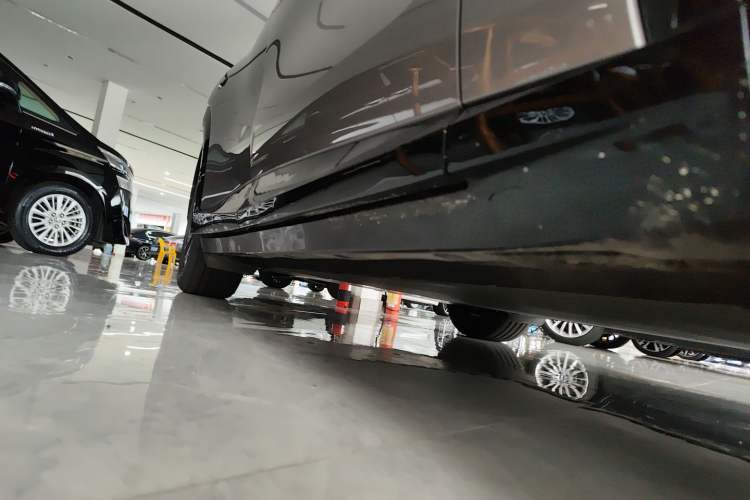 Used Xiaomi Auto YU7 2025 Ultra-Long Range All-Wheel Drive Pro Version Right Side Sill