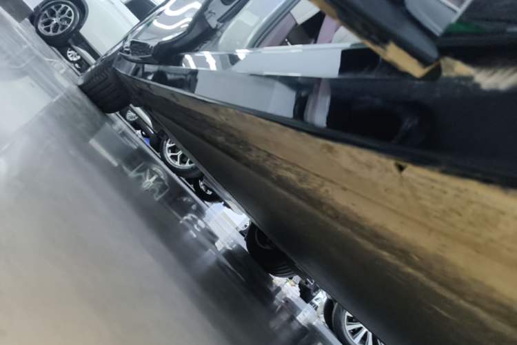 Used Xiaomi Auto YU7 2025 Ultra-Long Range High-Performance All-Wheel-Drive Max Edition Right Side Sill