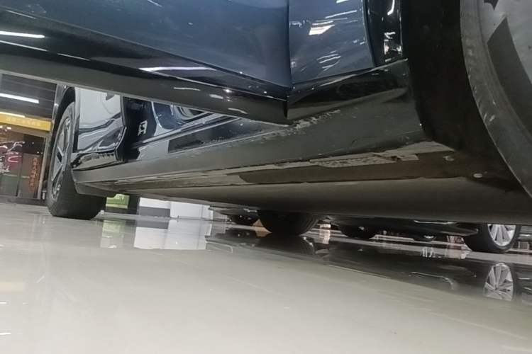 Used Xiaomi Auto YU7 2025 Ultra-Long Range Rear-Wheel Drive Version Right Side Sill