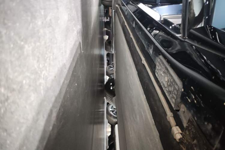 Used Xiaomi Auto YU7 2025 Ultra-Long Range Rear-Wheel Drive Version Right Side Sill
