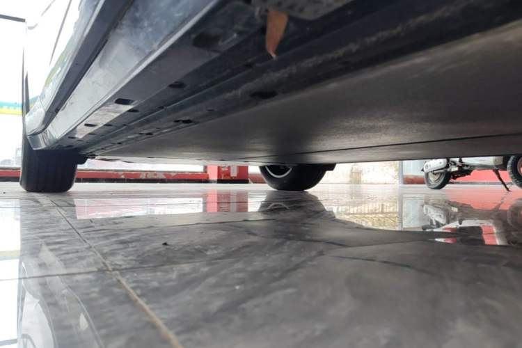 Used Xiaomi Auto YU7 2025 Ultra-Long Range Rear-Wheel Drive Version Right Side Sill