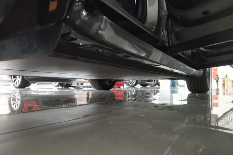 Used Xiaomi Auto YU7 2025 Ultra-Long Range Rear-Wheel Drive Version Right Side Sill