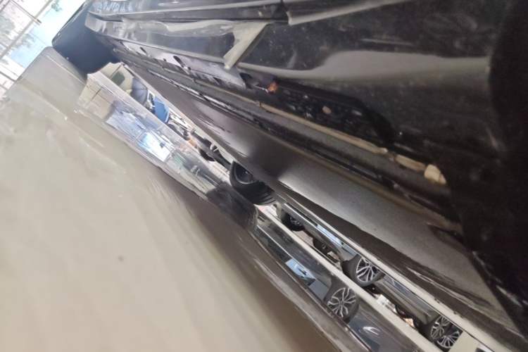 Used Xiaomi Auto YU7 2025 Ultra-Long Range High-Performance All-Wheel-Drive Max Edition Right Side Sill