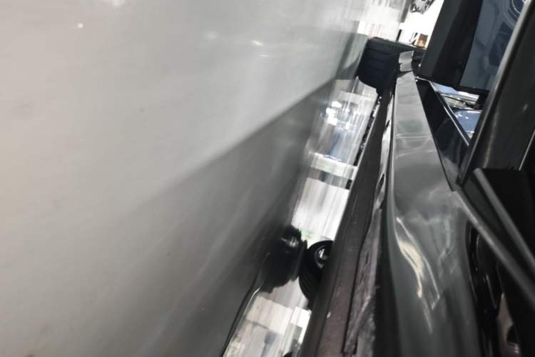 Used Xiaomi Auto YU7 2025 Ultra-Long Range High-Performance All-Wheel-Drive Max Edition Right Side Sill