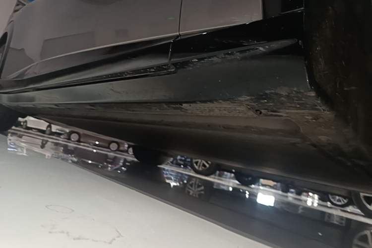 Used Xiaomi Auto YU7 2025 Ultra-Long Range High-Performance All-Wheel-Drive Max Edition Right Side Sill