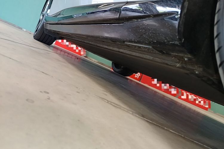 Used Xiaomi Auto YU7 2025 Ultra-Long Range High-Performance All-Wheel-Drive Max Edition Right Side Sill