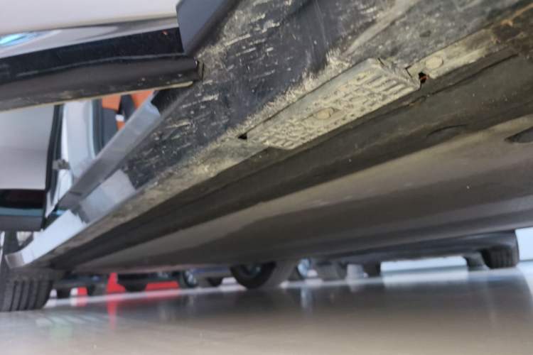 Used Xiaomi Auto YU7 2025 Ultra-Long Range High-Performance All-Wheel-Drive Max Edition Right Side Sill