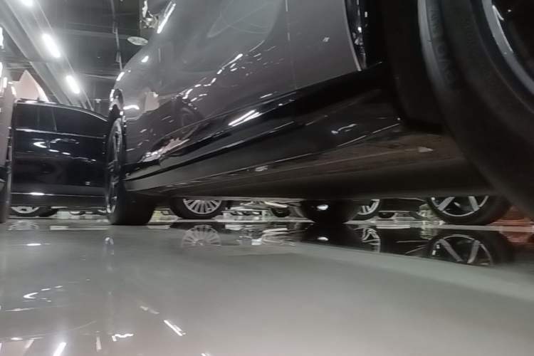 Used Xiaomi Auto YU7 2025 Ultra-Long Range All-Wheel Drive Pro Version Right Side Sill