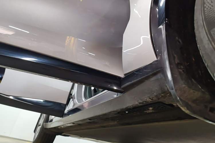 Used Xiaomi Auto YU7 2025 Ultra-Long Range All-Wheel Drive Pro Version Right Side Sill