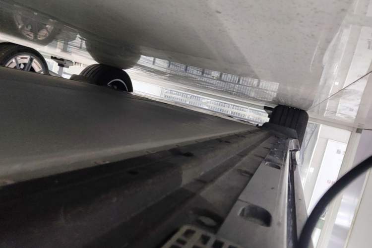 Used Xiaomi Auto YU7 2025 Ultra-Long Range Rear-Wheel Drive Version Right Side Sill