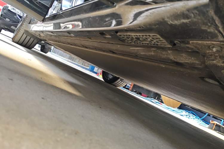 Used Xiaomi Auto YU7 2025 Ultra-Long Range High-Performance All-Wheel-Drive Max Edition Right Side Sill