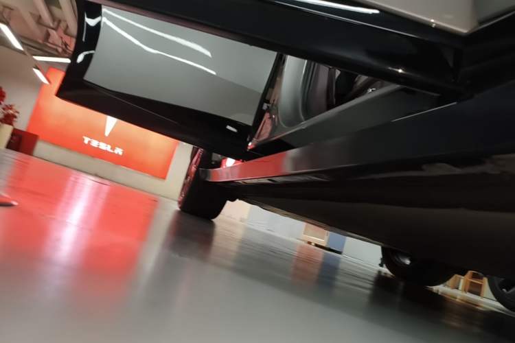 Used Xiaomi Auto YU7 2025 Ultra-Long Range Rear-Wheel Drive Version Right Side Sill